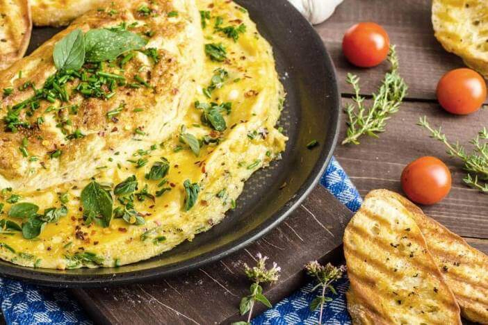 Omelett mit Käse und Spinat