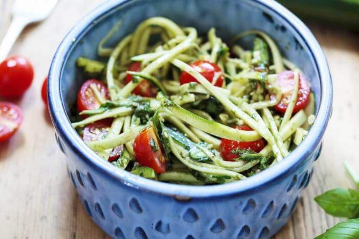 Upfit Zucchinispaghetti mit Tomate Rezept