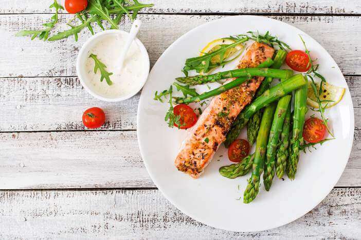 a low carb meal - green asparagus with salmon