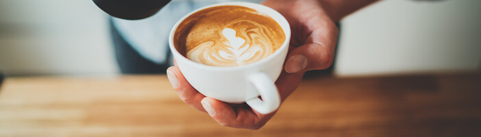 Milchalternative im Kaffee