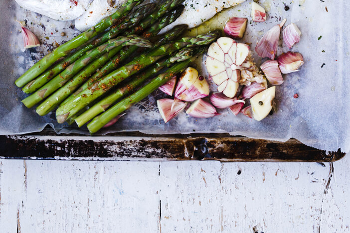 Grüner Spargel mit Ofenkartoffeln