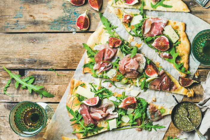 Fruchtige Pizza mit Schinken und Rucola Fruchtige Pizza mit Schinken und Rucola