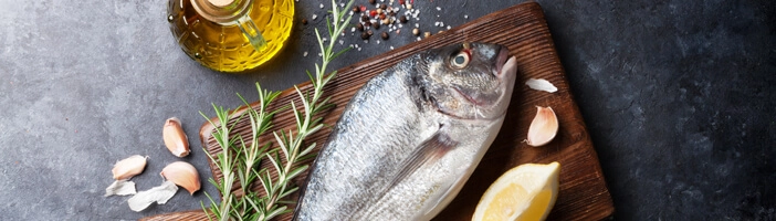 Mediterrane Diät Lebensmittel mit Fisch, Olivenöl und Gewürzen