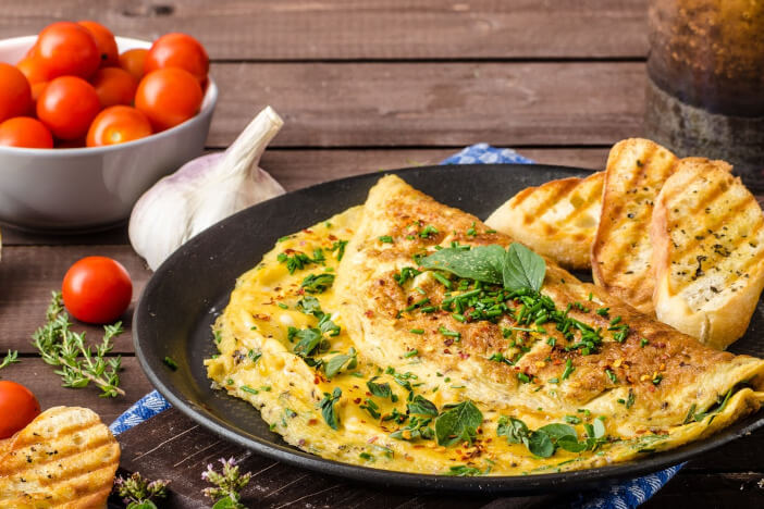 upfit mediterranes Rührei mit Vollkornbrot