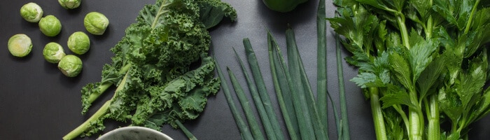 Grünkohl und weiteres grünes Gemüse