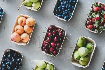 Various fruits that contain fructose