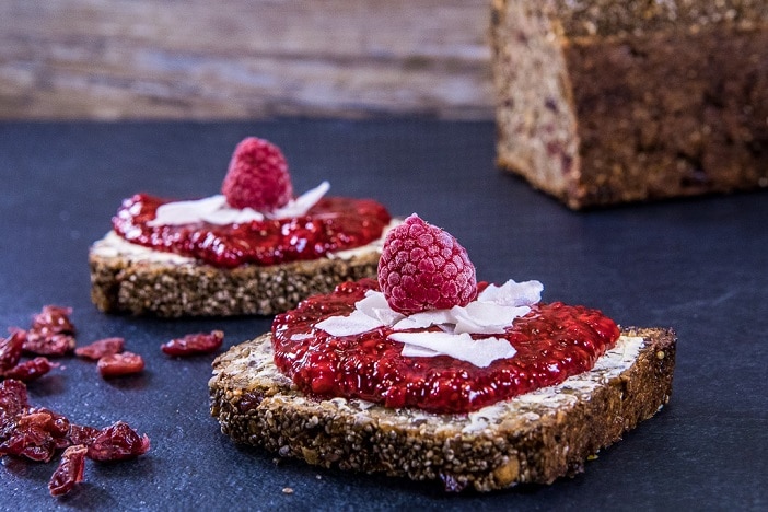 gesundes Brot mit Marmelade