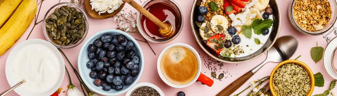 ausgewogen-gedeckter-frühstückstisch ausgewogen-gedeckter-frühstückstisch