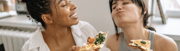 frauen-glücklich-ueber-gesundes-essen