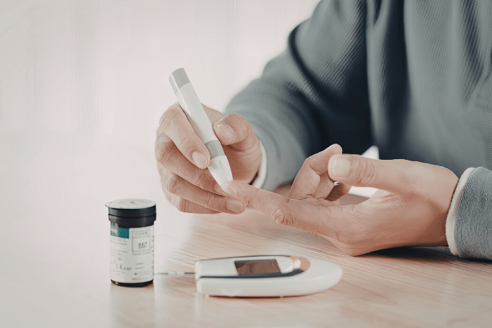 mann-misst-blutzucker